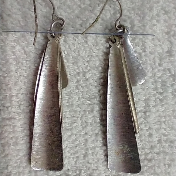 Silvertone dangle wire earrings - Picture 2 of 3